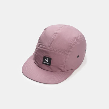 Casquette rose Artefact upcyclée avec veste patagonia vue du dessus