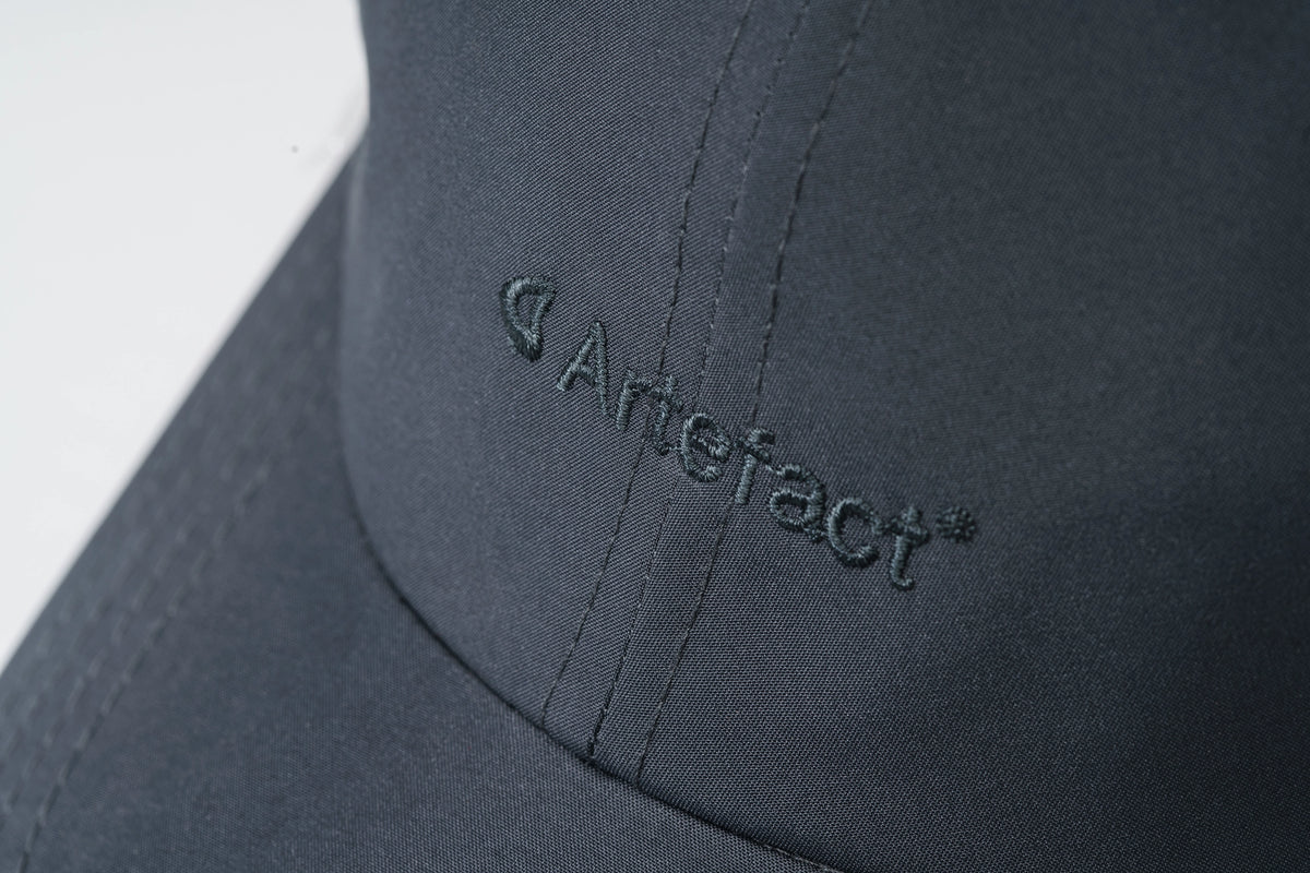 Logo Artefact brodé ton sur ton sur la casquette Stratus bleu-gris