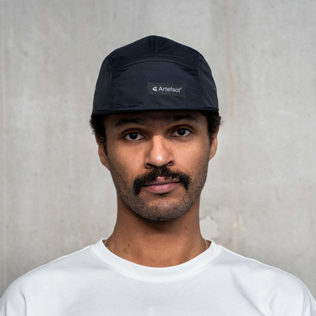 Casquette noire Artefact vue de face