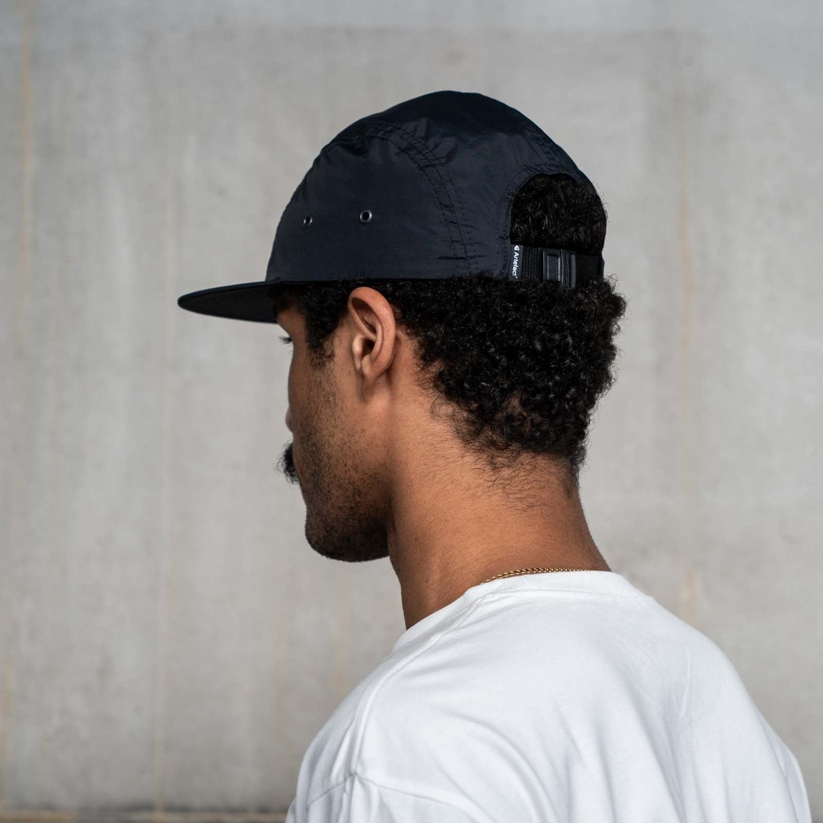 Casquette noire Artefact vue de dos