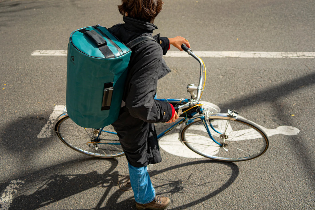 sac à dos sur le dos d'une cycliste