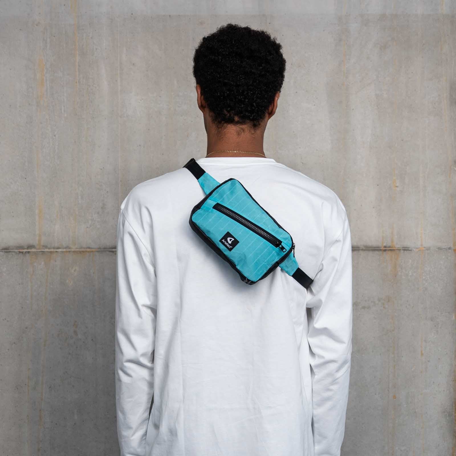 Banane calao Artefact Bleue