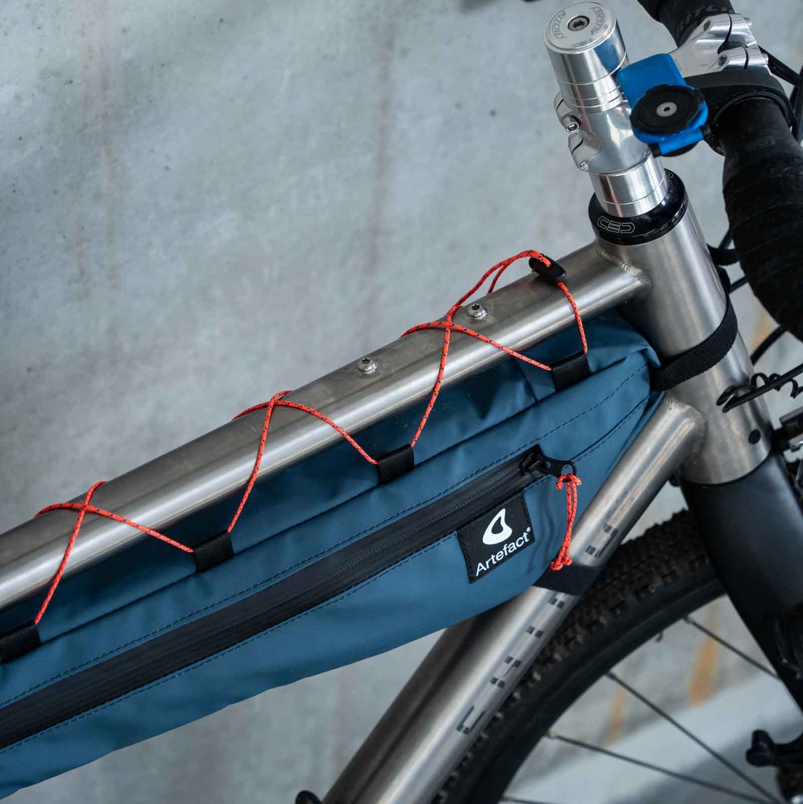 sacoche de cadre vélo upcyclée bleu