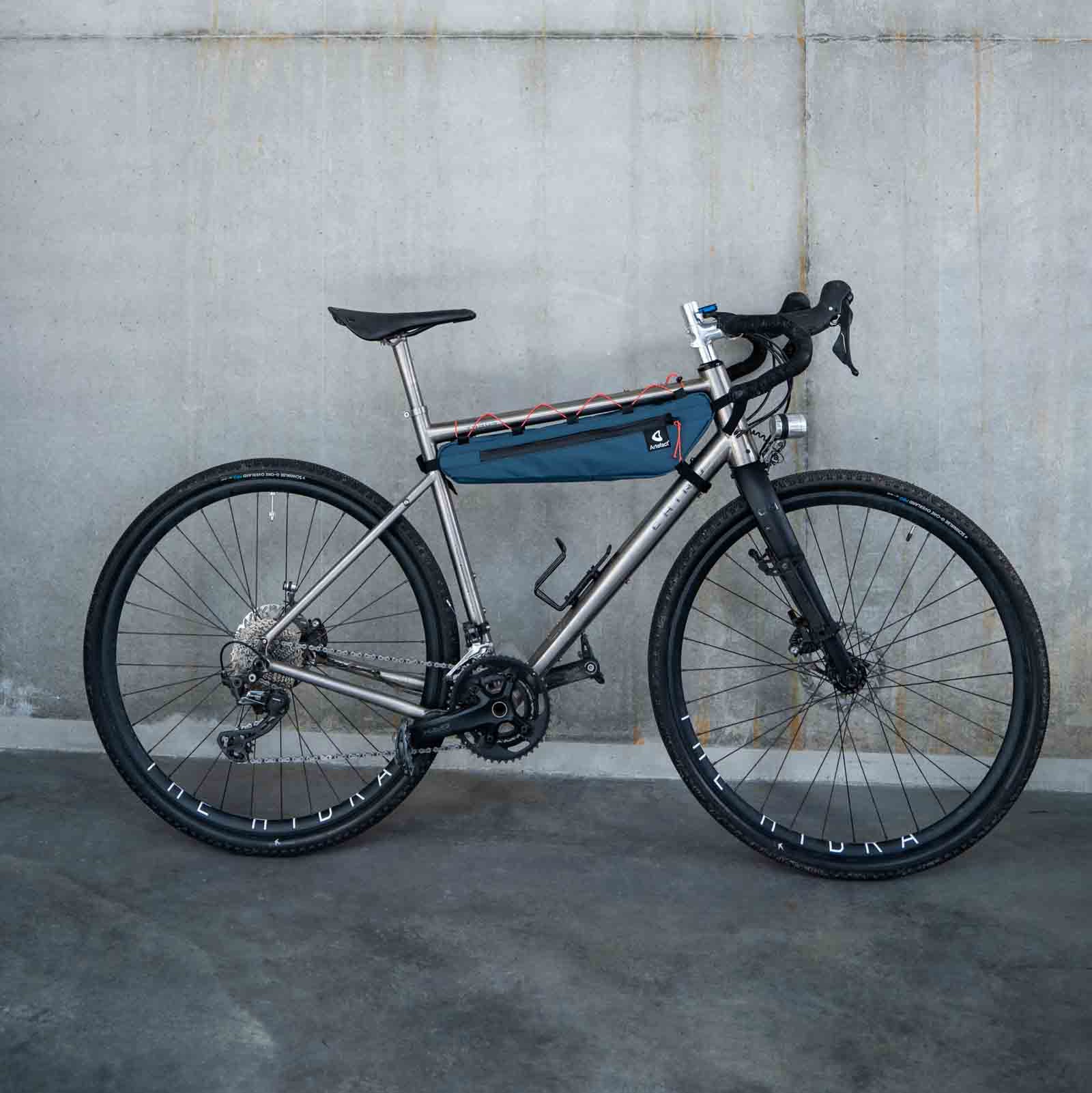 sacoche de cadre vélo upcyclée bleu