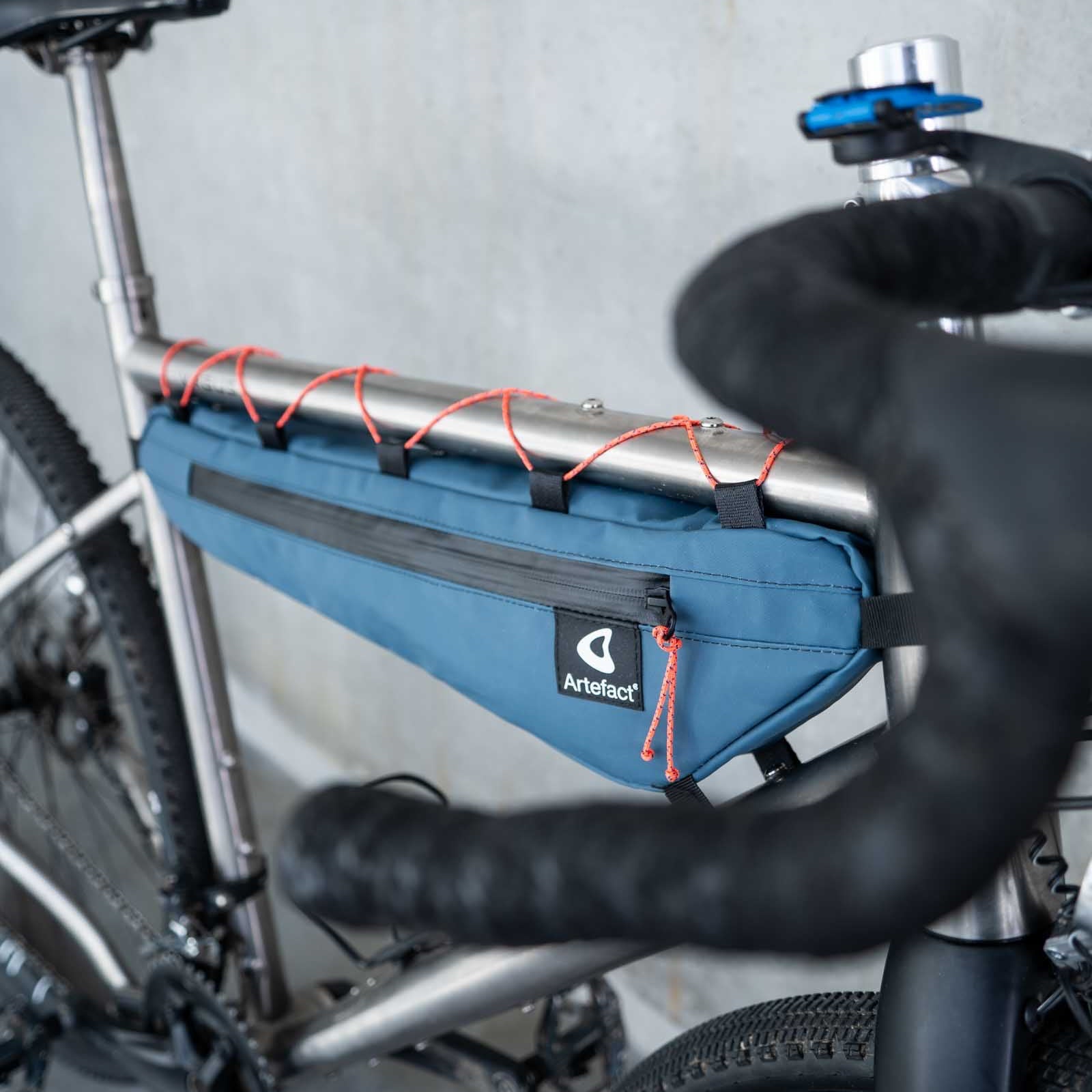 sacoche de cadre vélo upcyclée bleu