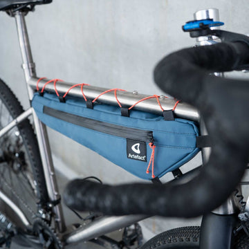 sacoche de cadre vélo upcyclée bleu