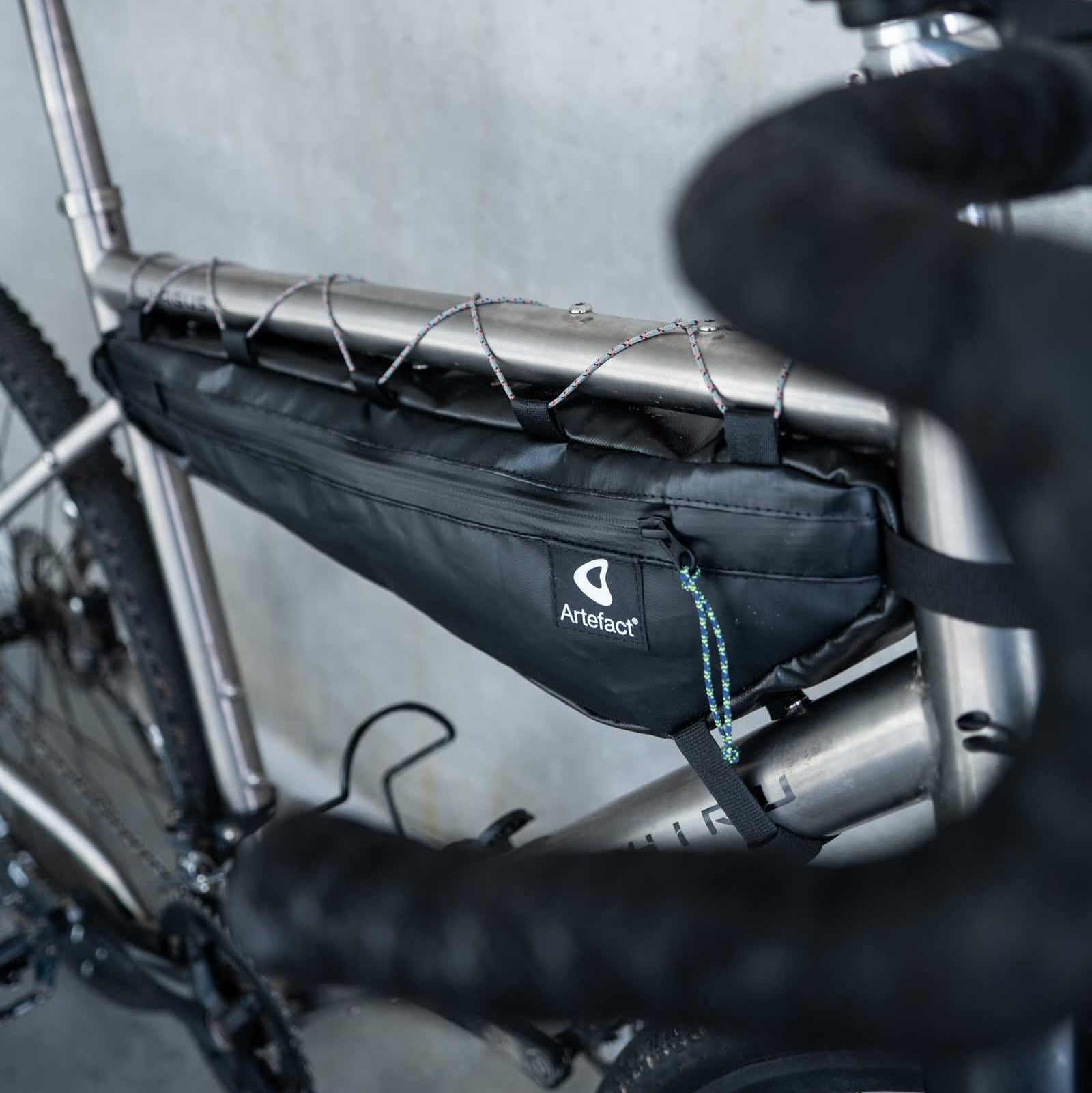 sacoche de cadre vélo upcyclée bleu
