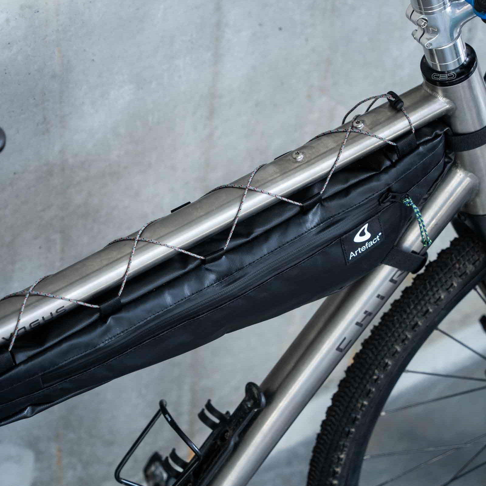 sacoche de cadre vélo upcyclée bleu
