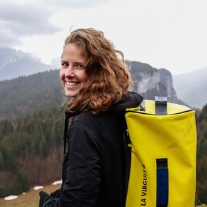 Hors Bord 35L jaune en montagne