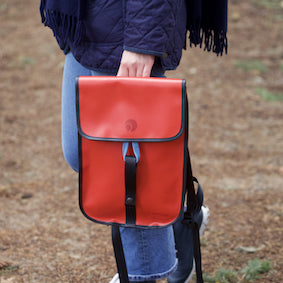 packshot du sac à dos petit gravelot upcyclé 12L rouge corde bleue