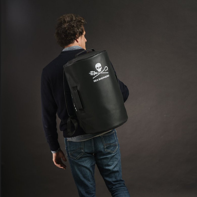 packshot du sac voyage 35L La Virgule en collaboration avec Sea Shepherd